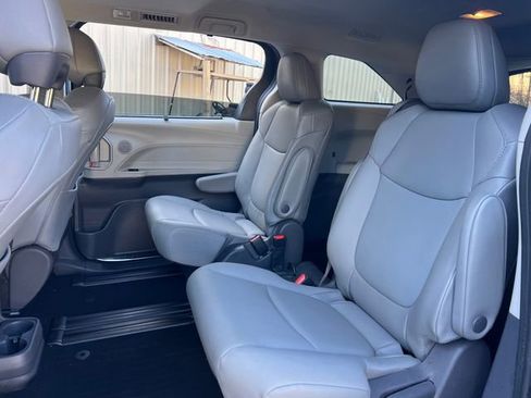Used 2021 Toyota Sienna XLE image 18