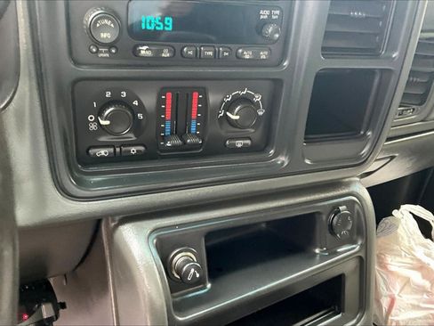 Used 2005 Chevrolet Silverado 2500 LS w/ Heavy-Duty Power Package AWD/4WD image 16