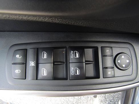 Used 2019 Jeep Cherokee Latitude Plus w/ Comfort/Convenience Group AWD/4WD image 11