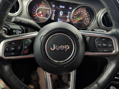 Used 2019 Jeep Wrangler Unlimited Sahara w/ Cold Weather Group AWD/4WD image 9