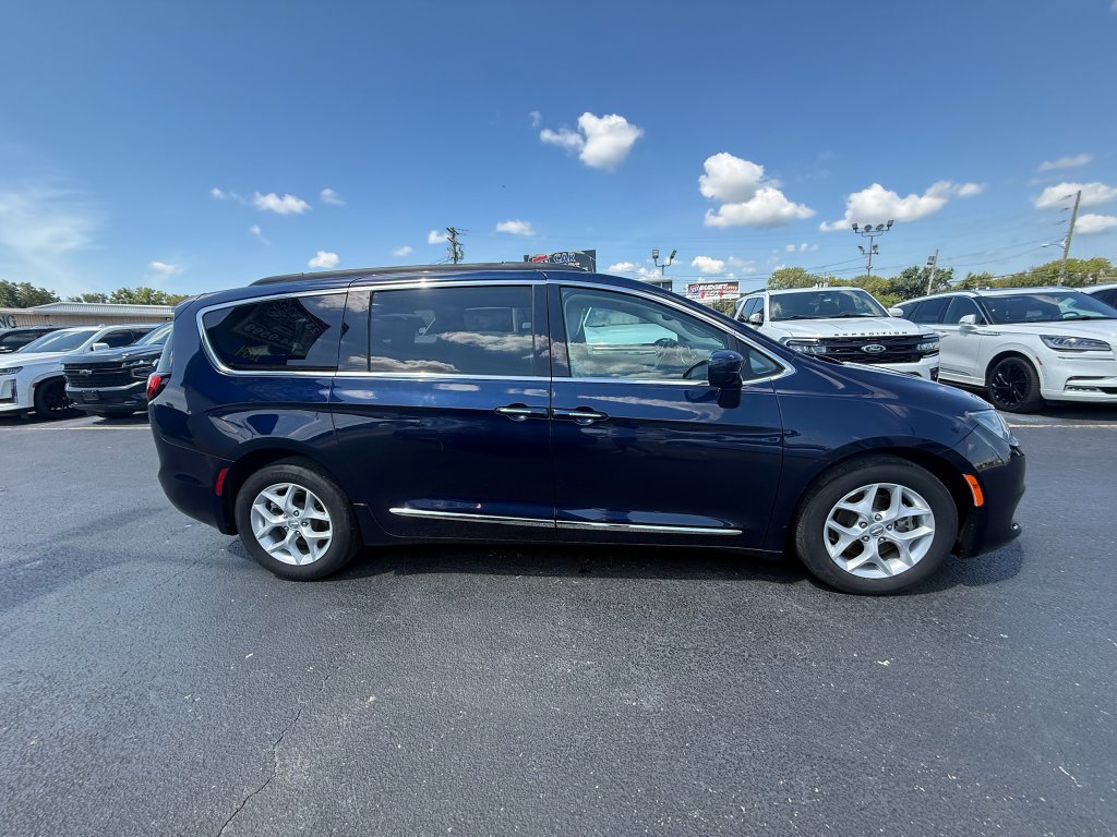 Used 2017 Chrysler Pacifica Touring-L w/ Tire & Wheel Group FWD image 2