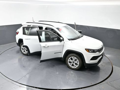 Used 2025 Jeep Compass Latitude AWD/4WD image 34