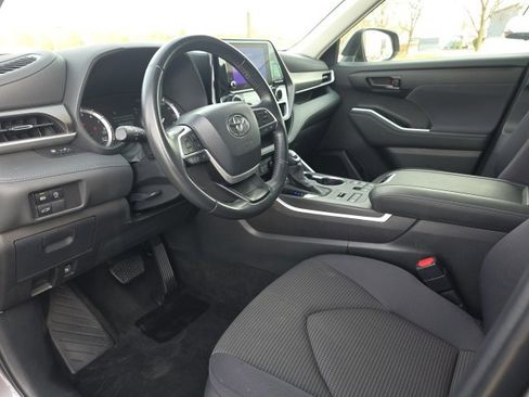 Used 2024 Toyota Highlander LE image 7