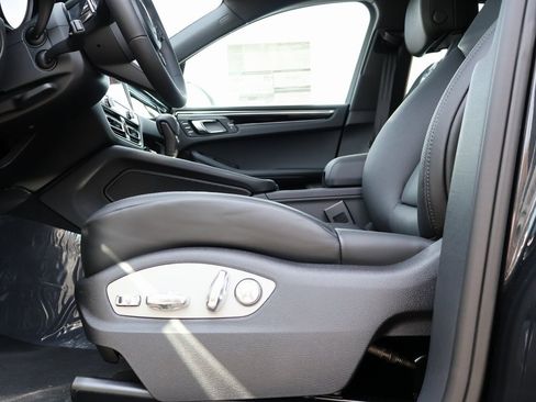 New 2026 Porsche Macan image 34