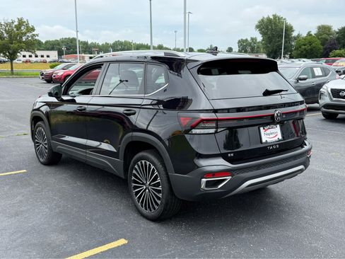 Used 2025 Volkswagen Taos SE FWD image 5