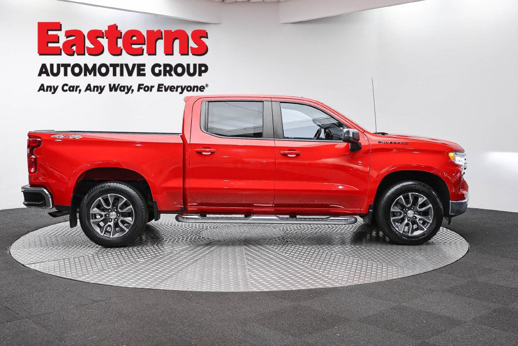 Used 2022 Chevrolet Silverado 1500 LT w/ Convenience Package II AWD/4WD image 4