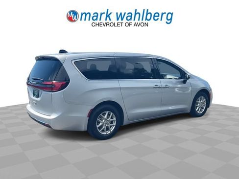 Used 2023 Chrysler Pacifica Touring FWD image 8