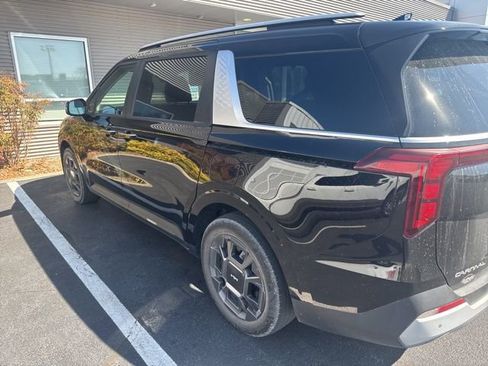 Used 2025 Kia Carnival EX image 4