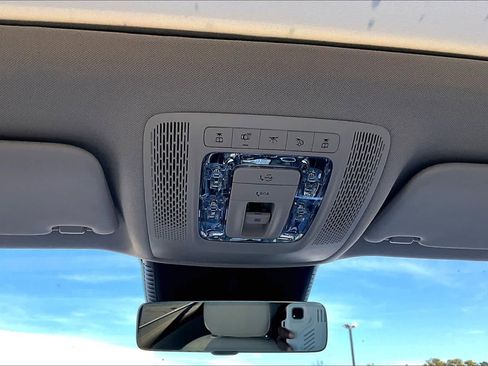 Used 2025 Mercedes-Benz GLB 250 image 35