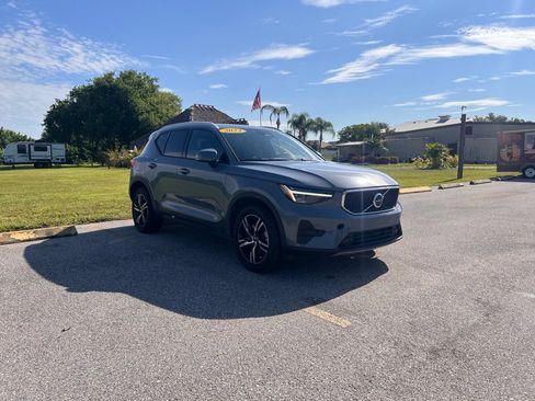 Used 2023 Volvo XC40 B4 Core w/ Convenience Package FWD image 1