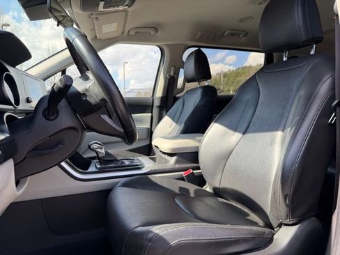 Used 2022 Kia Carnival LX image 17