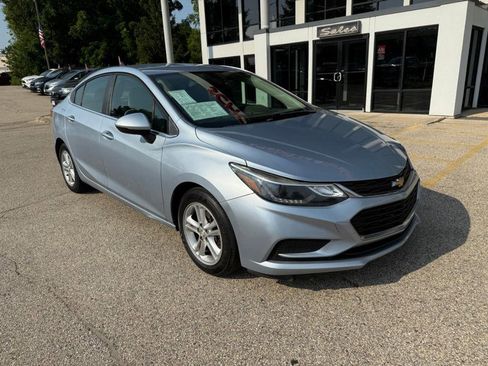 Used 2018 Chevrolet Cruze LT w/ Convenience Package image 3