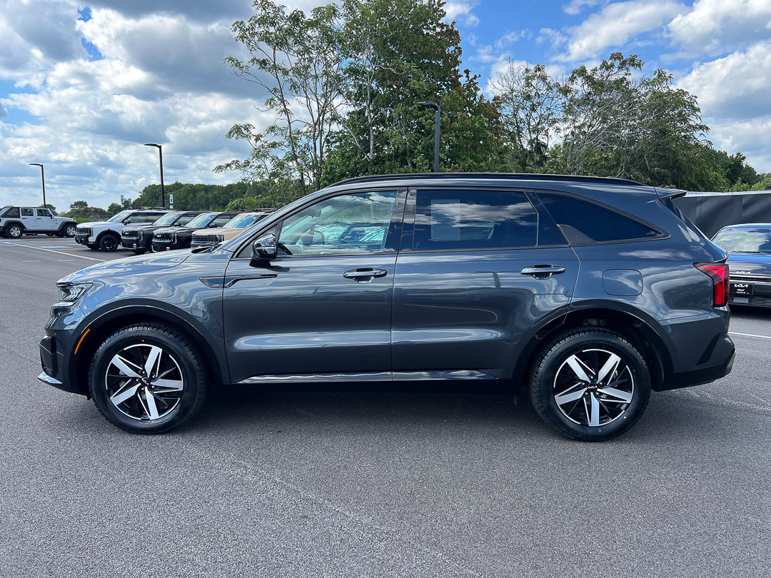 Used 2022 Kia Sorento S FWD image 2