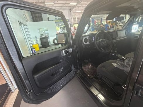 Used 2024 Jeep Gladiator Sport AWD/4WD image 14