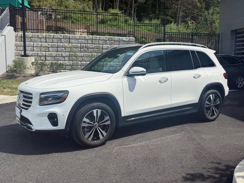 Used 2026 Mercedes-Benz GLB 250 4MATIC image 3