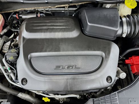 Used 2021 Chrysler Pacifica Touring-L image 38