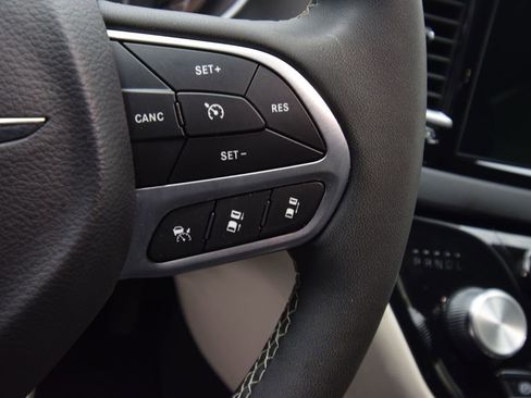 Used 2024 Chrysler Pacifica Touring-L image 29