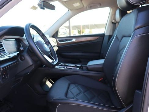 Used 2024 Volkswagen Atlas SE image 11