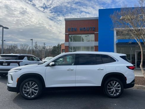 Used 2025 Buick Enclave Preferred image 3