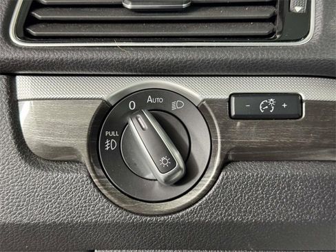 Used 2017 Volkswagen Passat 1.8T SEL Premium image 20