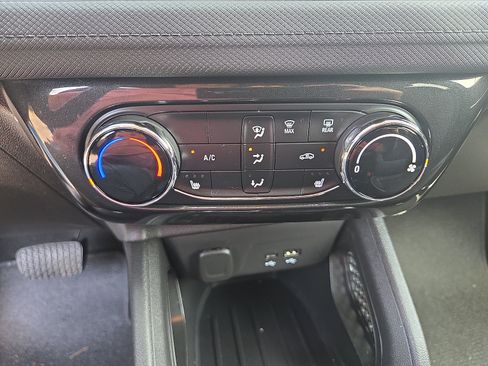 Used 2025 Chevrolet TrailBlazer LT w/ LT Cold Weather Package AWD/4WD image 26