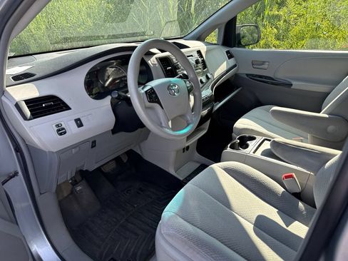 Used 2011 Toyota Sienna LE w/ Towing Pkg FWD image 7
