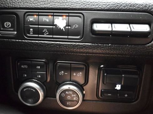 Used 2021 GMC Yukon Denali w/ Denali Ultimate Package AWD/4WD image 23