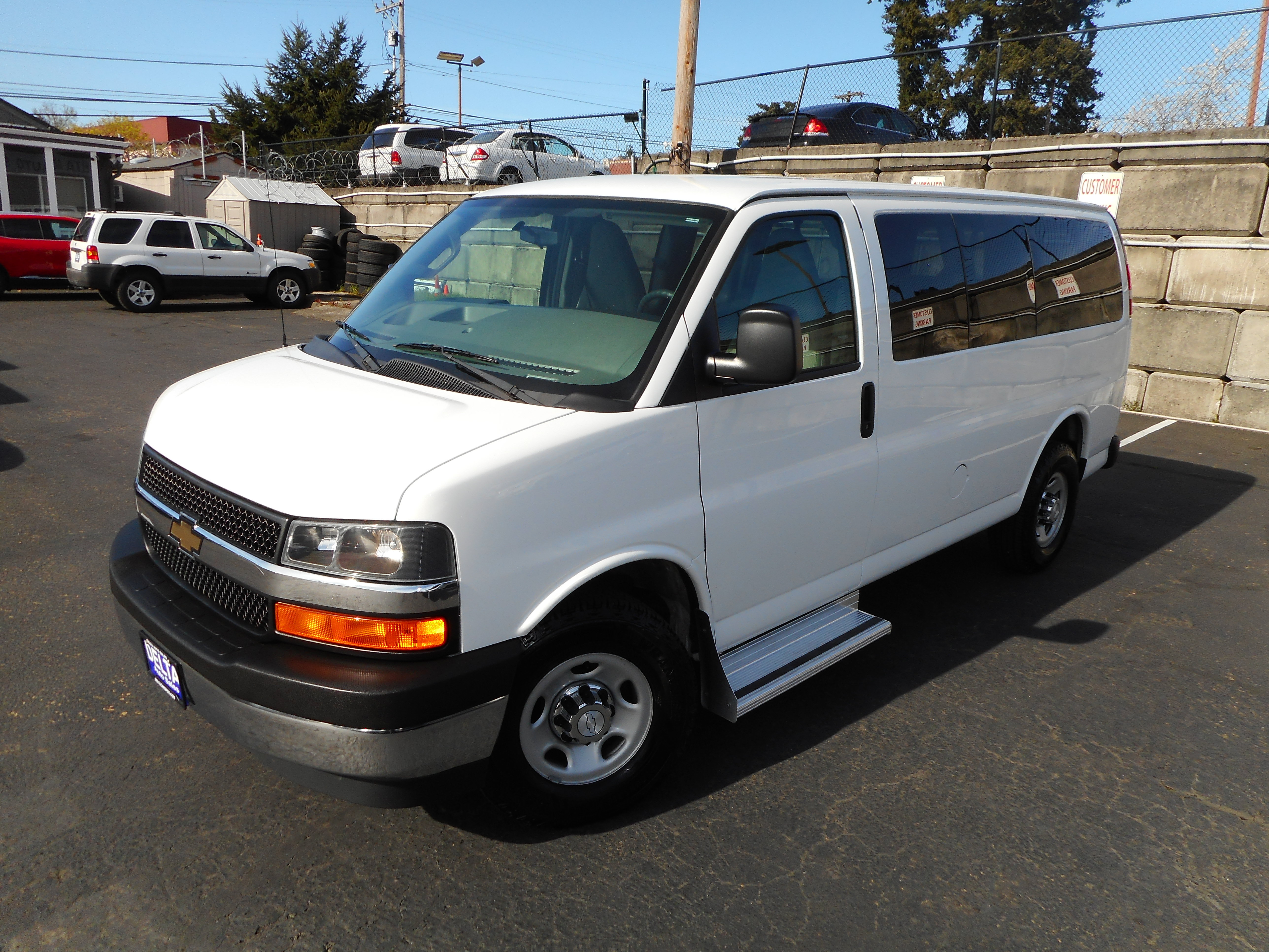 Used 2017 Chevrolet Express 3500 LT w/ LT Preferred Equipment Group RWD image 4