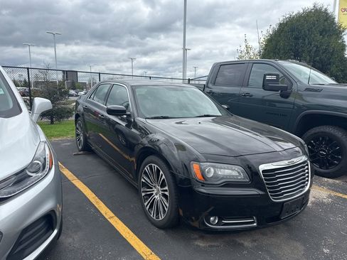 Used 2013 Chrysler 300 S RWD image 3