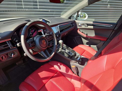 Certified 2025 Porsche Macan S image 4