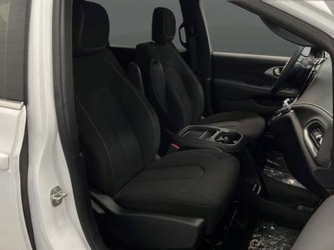 Used 2024 Chrysler Pacifica Touring FWD image 24