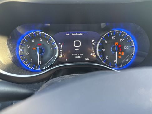Used 2017 Chrysler Pacifica Touring-L Plus w/ Tire & Wheel Group FWD image 6