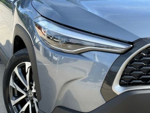 Used 2023 Toyota Corolla Cross XLE FWD image 3