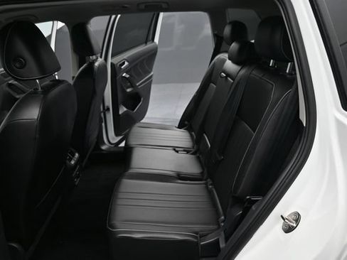 Used 2022 Volkswagen Tiguan SE w/ Panoramic Sunroof Package AWD/4WD image 13