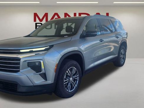 Used 2024 Chevrolet Traverse LT FWD image 1