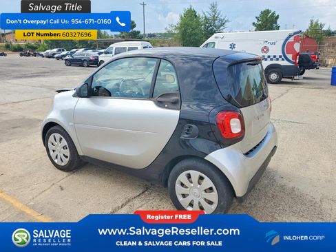 Used 2016 smart fortwo passion RWD image 3