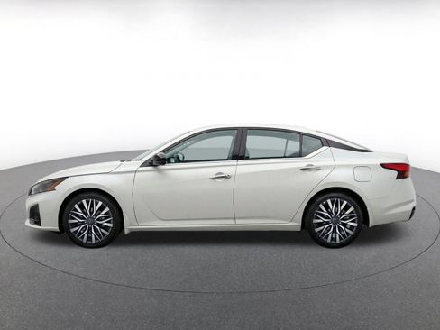 Used 2025 Nissan Altima 2.5 SV FWD image 4