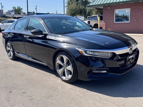 Used 2018 Honda Accord Touring image 2
