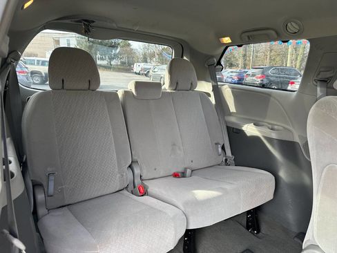 Used 2017 Toyota Sienna LE image 37