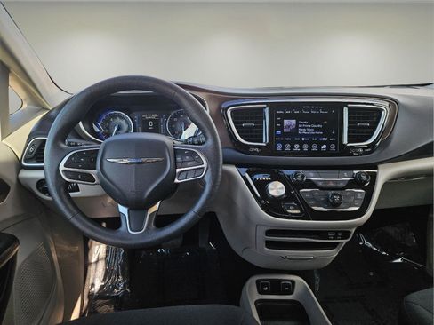 Used 2017 Chrysler Pacifica Touring FWD image 2