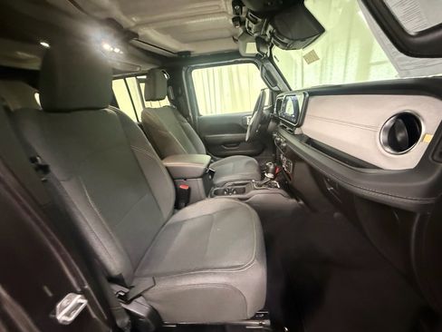 Used 2025 Jeep Wrangler Sahara image 24