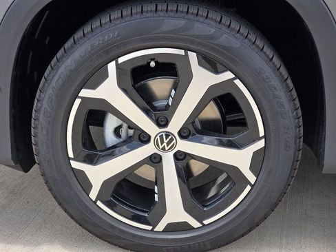 Used 2025 Volkswagen Tiguan SE FWD image 11