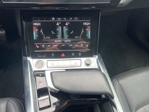 Used 2022 Audi e-tron Premium Plus w/ Premium Plus Package image 13