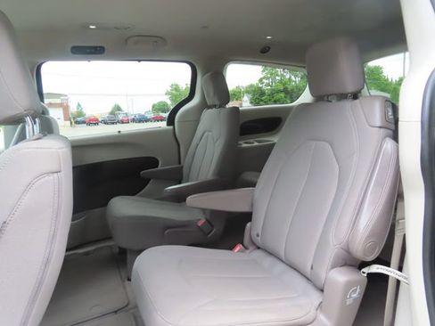 Used 2021 Chrysler Pacifica Touring AWD/4WD image 21