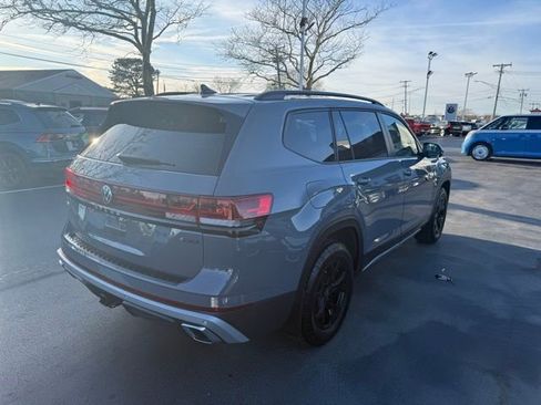 Certified 2025 Volkswagen Atlas Peak Edition SE image 5