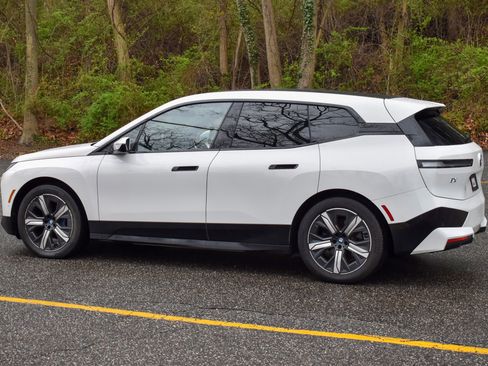 Used 2022 BMW iX xDrive50 w/ Premium Package image 5