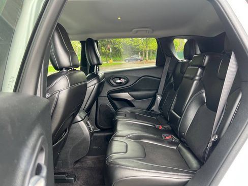Used 2019 Jeep Cherokee Latitude Plus AWD/4WD image 15