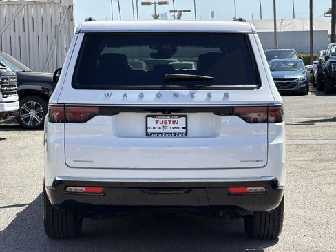 Used 2023 Jeep Wagoneer L Series II AWD/4WD image 6