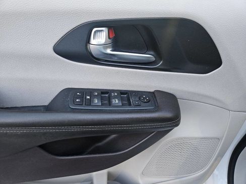 Used 2020 Chrysler Pacifica Touring w/ Tire & Wheel Group image 18