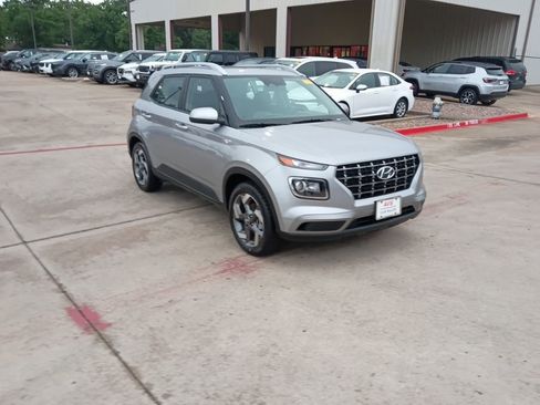 Used 2025 Hyundai Venue SEL image 6